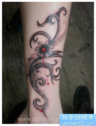 点击大图看下一张:脚部纹身图片:脚部藤蔓纹身图片作品