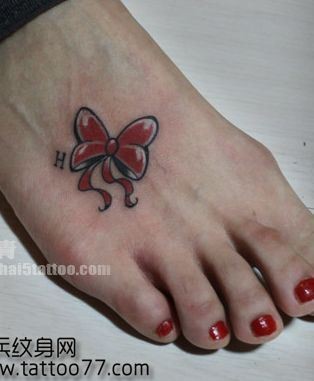 点击大图看下一张：美女脚部潮流的蝴蝶结纹身图片