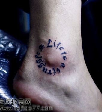 点击大图看下一张：脚部唯美潮流的字母纹身图片