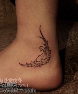 点击大图看下一张：脚部可爱精美的天鹅纹身图片