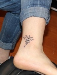 女孩子脚踝图腾六芒星指南针纹身图片