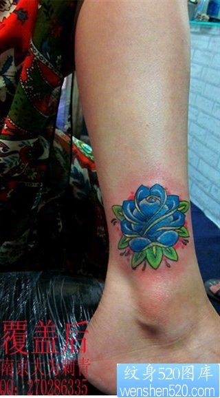 点击大图看下一张：女人脚踝处彩色玫瑰花纹身图片