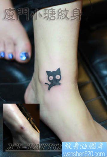 点击大图看下一张：女人脚腕处可爱流行的猫咪纹身图片