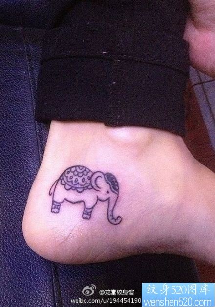 点击大图看下一张：女人脚部可爱的小象纹身图片
