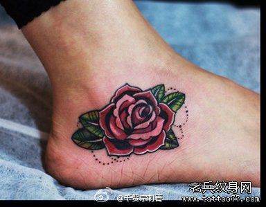 点击大图看下一张：女人脚背漂亮潮流的玫瑰花纹身图片