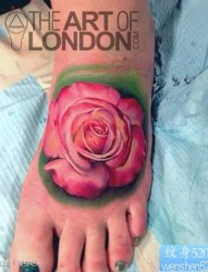 女人脚背精美的欧美彩色玫瑰花纹身图片