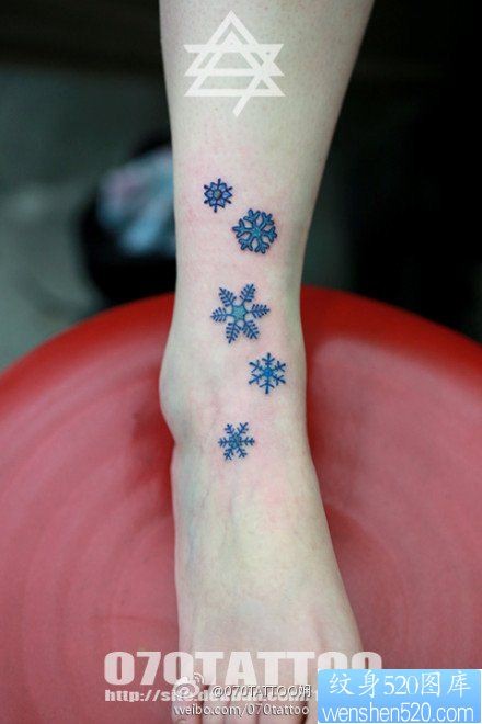 点击大图看下一张：女人脚腕处潮流流行的彩色雪花纹身图片