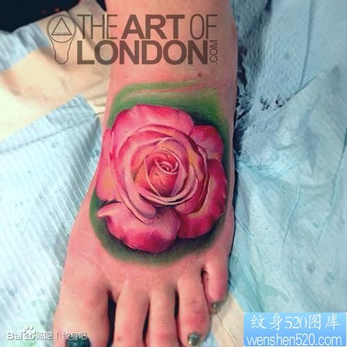 点击大图看下一张：女人脚背精美的欧美彩色玫瑰花纹身图片