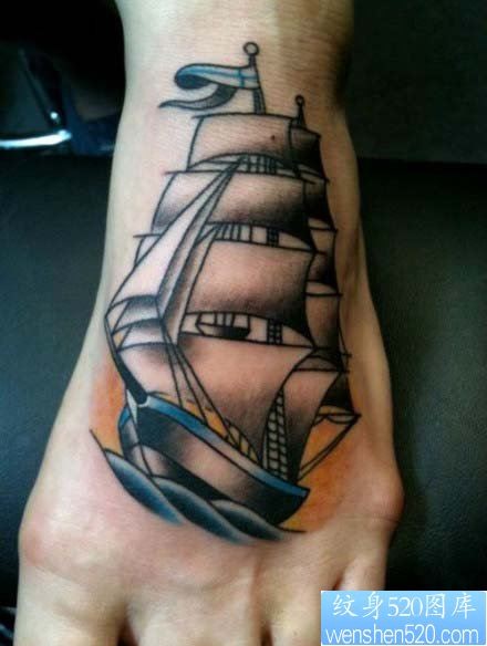 点击大图看下一张：脚背经典的帆船纹身图片