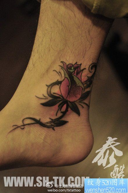 点击大图看下一张：脚部小巧的new school玫瑰花纹身图片