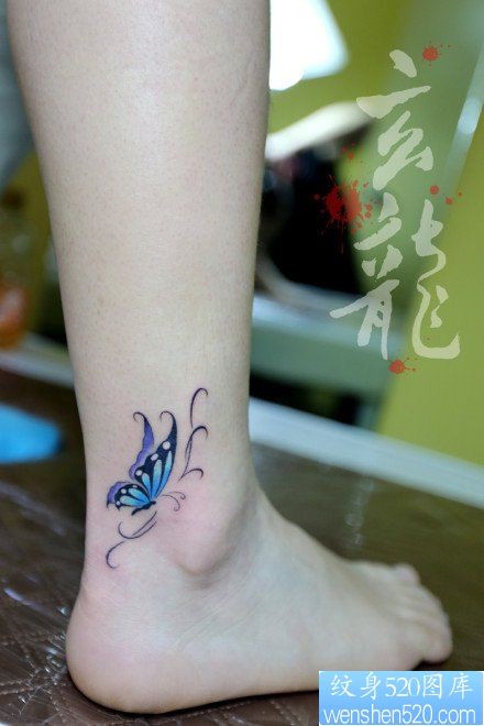点击大图看下一张：女人脚踝处小巧潮流的蝴蝶纹身图片
