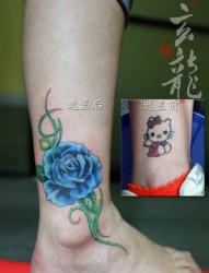 女人腿部可爱时尚的小狗纹身图片