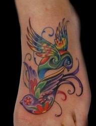女人脚部漂亮时尚的小燕子纹身图片