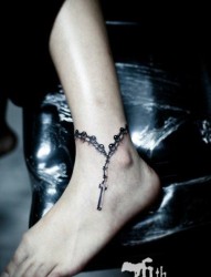 一幅女人脚腕十字架脚链纹身图片