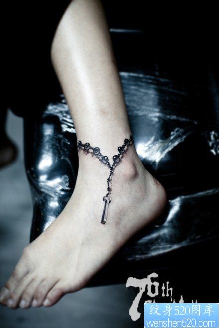 点击大图看下一张：一幅女人脚腕十字架脚链纹身图片