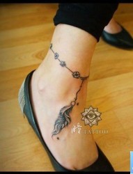 女人脚踝处漂亮的彩色狐狸纹身图片