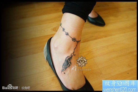 点击大图看下一张：美女脚腕潮流的羽毛脚链纹身图片