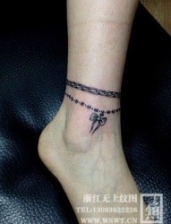 女人脚腕小巧时尚的脚链纹身图片