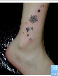 脚踝处小巧流行的五角星与雪花纹身图片