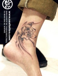 女人脚踝处潮流唯美的莲花纹身图片