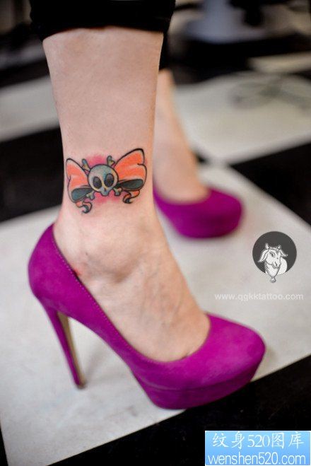 点击大图看下一张：女人脚踝处小巧精美的蝴蝶结纹身图片