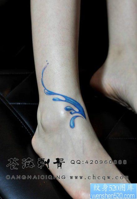 点击大图看下一张：女人脚腕时尚好看的浪花水滴纹身图片