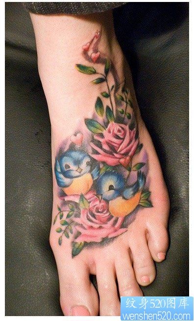 点击大图看下一张：女人脚背时尚好看的玫瑰与小鸟纹身图片