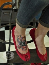 女人脚部小巧时尚的四叶草纹身图片