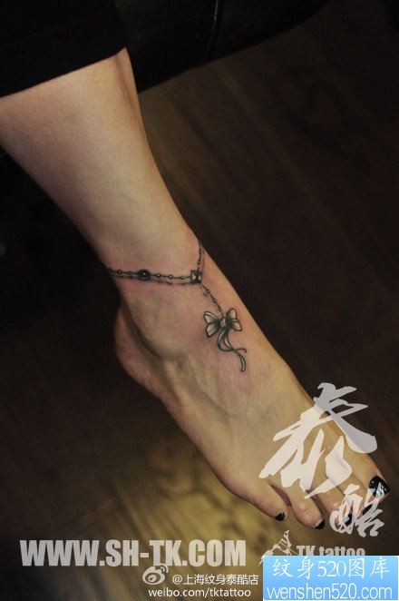 点击大图看下一张：女人脚腕小巧潮流的蝴蝶结脚链纹身图片
