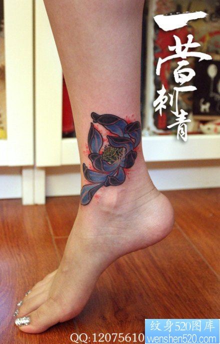 点击大图看下一张：女人脚踝处漂亮时尚的莲花纹身图片