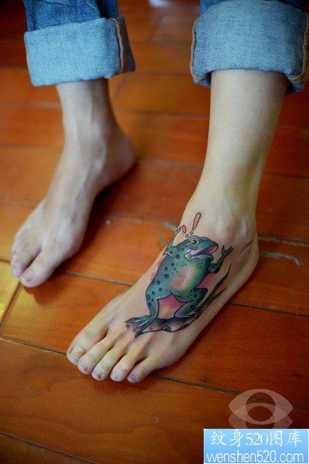 点击大图看下一张：女人脚背潮流时尚的青蛙纹身图片