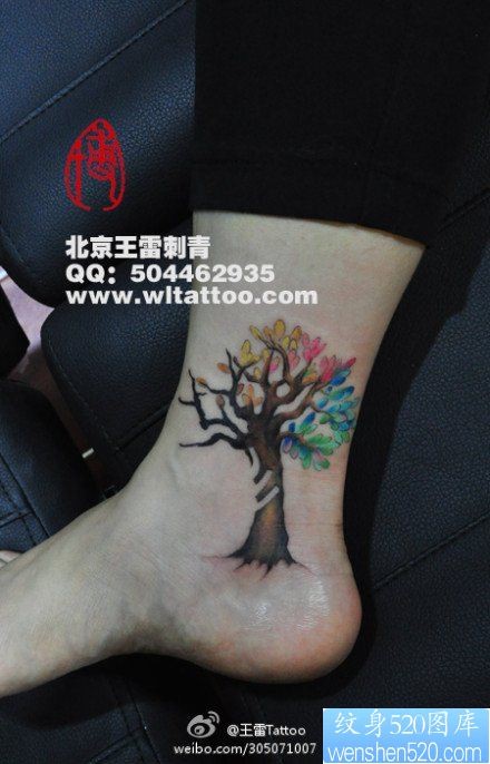 点击大图看下一张：女人脚踝处漂亮小巧的彩色小树纹身图片