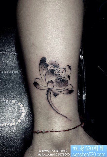 点击大图看下一张：女人脚踝处时尚唯美的黑白莲花纹身图片