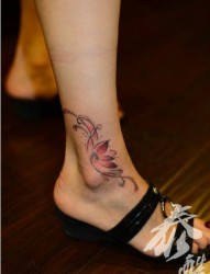 女人脚踝处小巧时尚的樱花纹身图片
