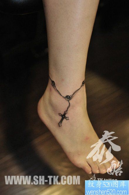 点击大图看下一张：女人脚腕唯美小巧的十字架脚链纹身图片