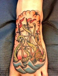 脚背上一幅帆船纹身图片欣赏