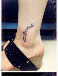 女人脚踝处时尚精美的莲花藤蔓纹身图片