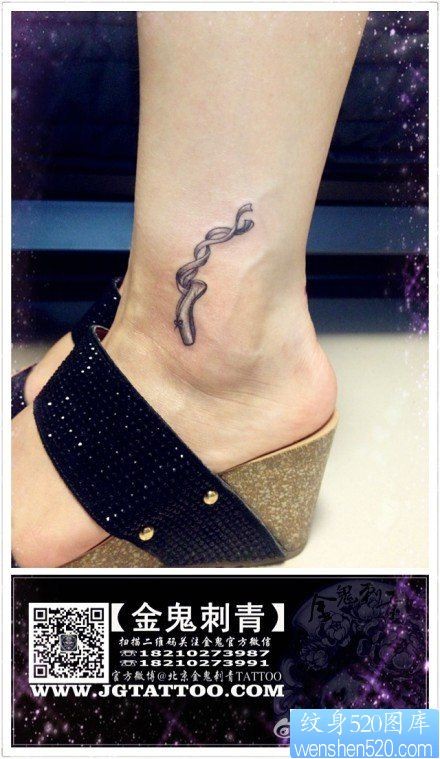 点击大图看下一张：女人脚踝处小巧的芭蕾鞋纹身图片