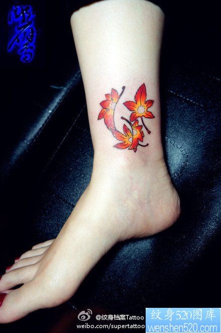 点击大图看下一张：女人脚踝处小巧精美的彩色枫叶纹身图片