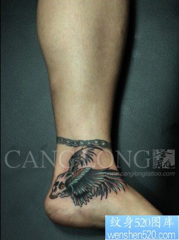 点击大图看下一张：脚踝处精美时尚的骷髅翅膀纹身图片
