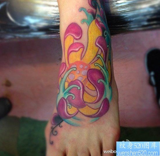 点击大图看下一张：女人脚背唯美经典的彩色莲花纹身图片