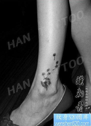 点击大图看下一张：女人脚踝处潮流小巧的蒲公英纹身图片