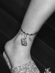 女人脚腕小巧精美的脚链纹身图片