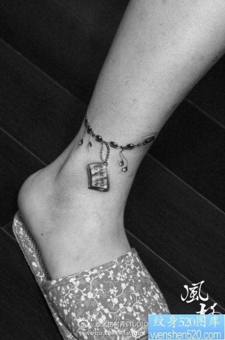 点击大图看下一张：女人脚腕小巧精美的脚链纹身图片