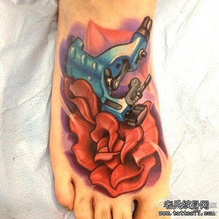 点击大图看下一张：脚背时尚经典的马达纹身机与玫瑰花纹身图片