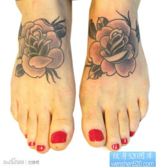 点击大图看下一张：美女脚背唯美的黑白玫瑰纹身图片