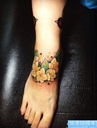 女人脚部小巧时尚的樱桃纹身图片