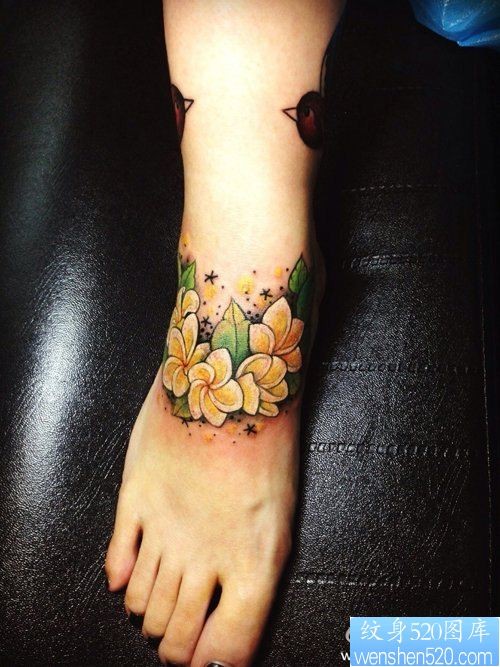 点击大图看下一张：女人脚背是唯美的花卉纹身图片
