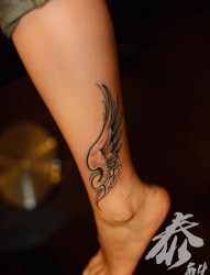 为你推荐一幅女人小腿翅膀纹身图片作品
