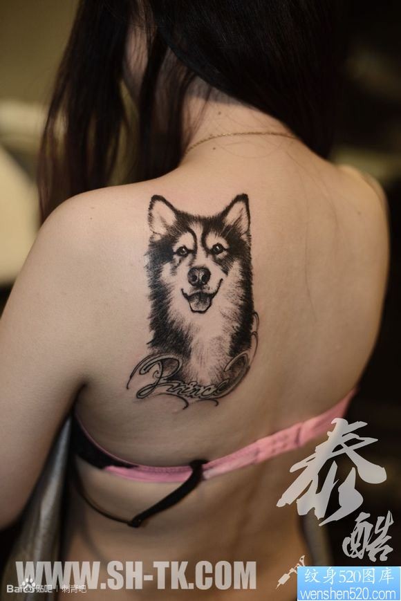 点击大图看下一张：一幅女人背部可爱狗和爱名纹身图片